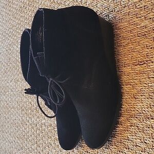 CROWN VINTAGE black suede wedge lace-up shoes.  Size 8M .